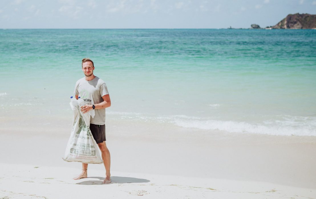 Christoph Schulz beim Beach Cleanup in Kuta-Lombok