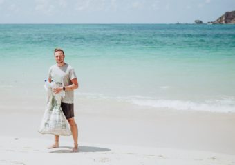 Christoph Schulz beim Beach Cleanup in Kuta-Lombok